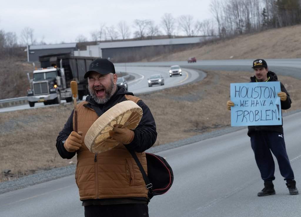 Sipekne'katik First Nation members protest along Highway 102 near Shubenacadie, N.S. on Thursday, April 2, 2026. THE CANADIAN PRESS/Ted Pritchard.