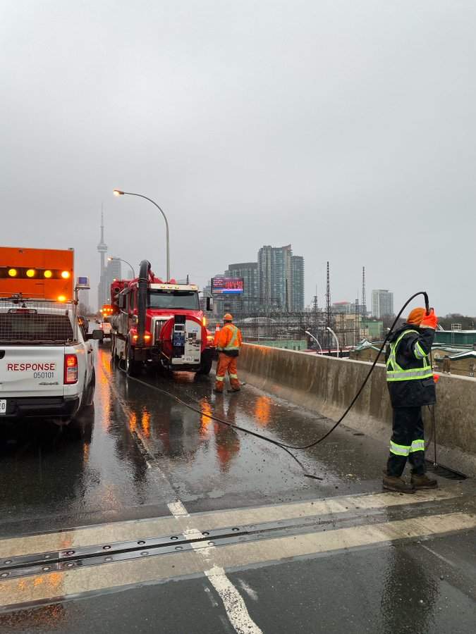 Work on the Gardiner this weekend includes repairs to lighting, traffic sensors, catch basin flushing and guardrails.