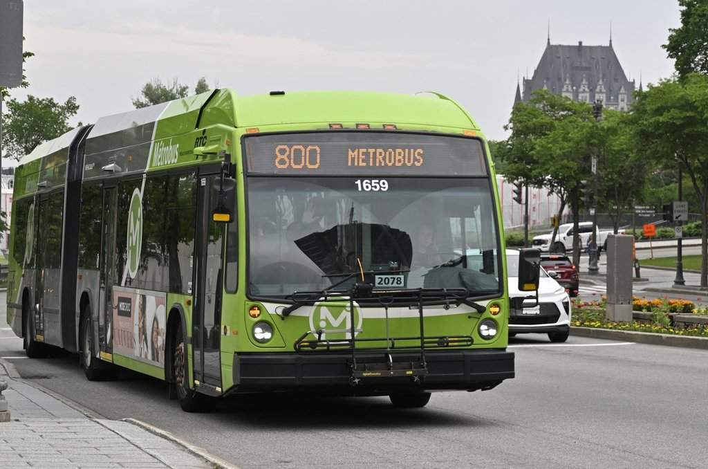 A public bus of the Reseau Transport de la Capitale (RTC) is shown in Quebec City.