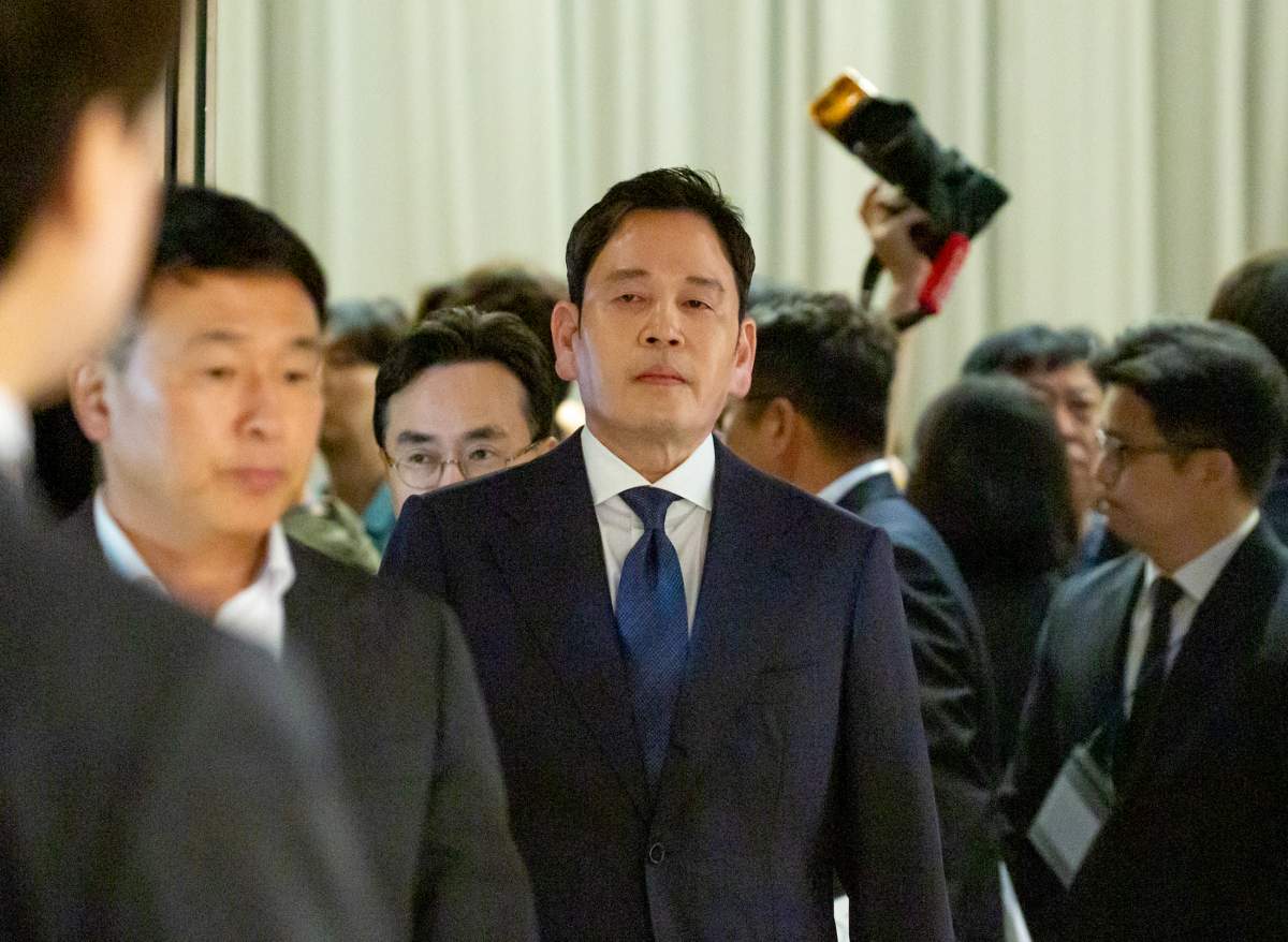 Shinsegae Group Chairman Chung Yong-Jin (C) leaves after a press conference in Seoul, South Korea. Chung on Tuesday apologized for the controversial Starbucks Korea promotional campaign. Starbucks Korea, operated by Shinsegae Group affiliate E-Mart, launched an online ‘Tank Day’ promotion on the anniversary of the May 18 Gwangju uprising, but halted the event within hours amid criticism.