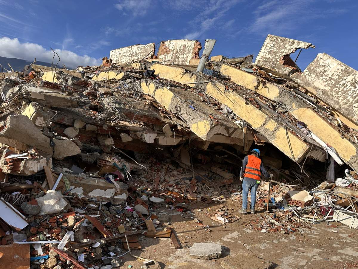 B.C. rescuers helped locate young survivor in Venezuela quake rubble - image