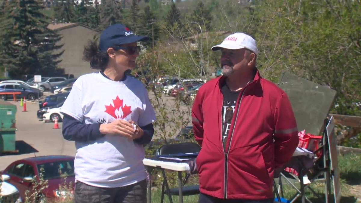Charlene Belanger speaks with a pro-Canada supporter in Calgary.