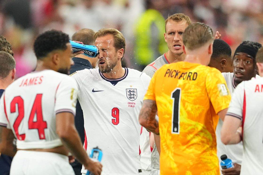 England's Harry Kane (9) cools off during a hydration break of the World Cup