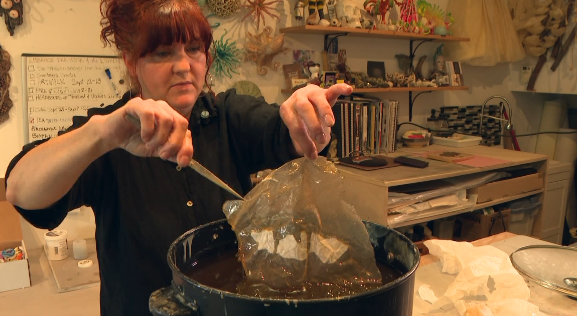 Angela Hansen chose this medium because it is a climate-friendly art technique that doesn’t use harsh chemicals and can be reused, with materials sourced sustainably.