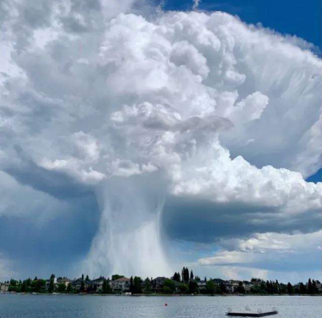 A massive thunderstorm cloud over the southeast Calgary community of Sundance on June 13, 2019.