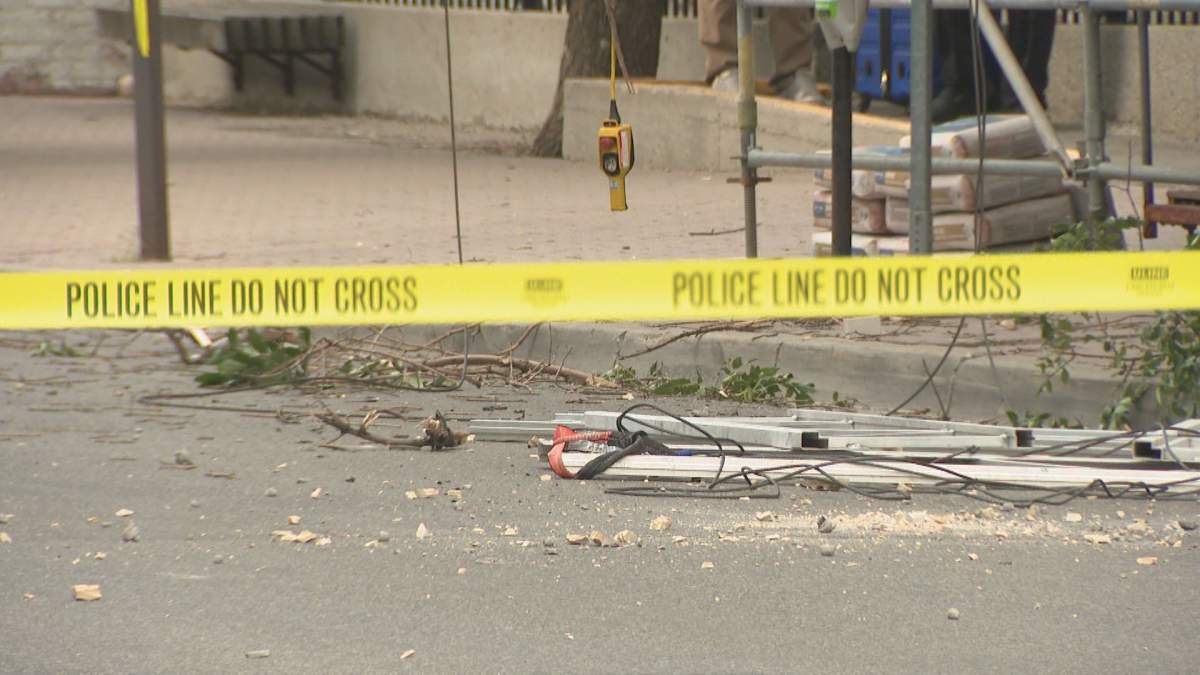 Downtown Regina scaffolding falls, sending 2 to hospital - image