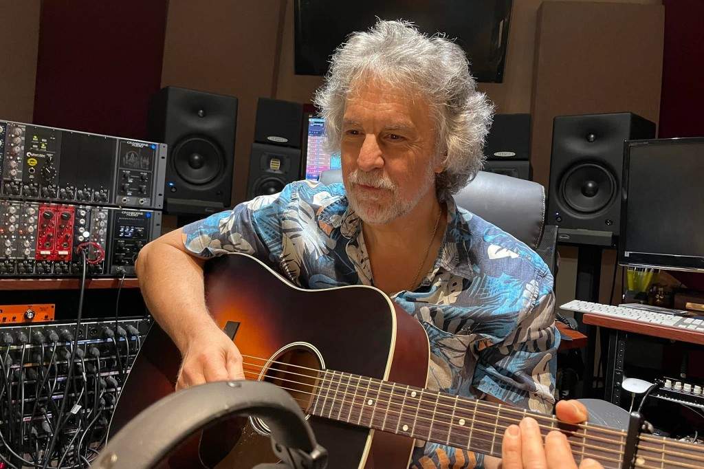 Country musician and producer Tommy Detamore has died at the age of 70.