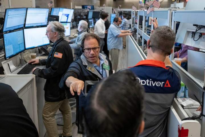 Rising oil prices cause Wall Street to lose ground